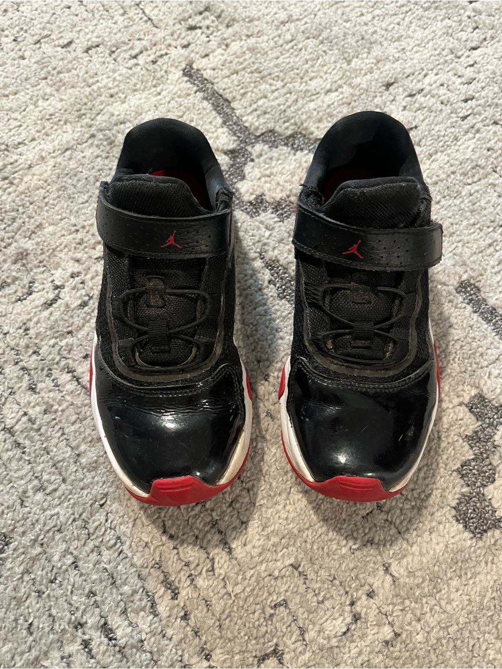 Nike Kids Black and Red Low-Top Sneakers